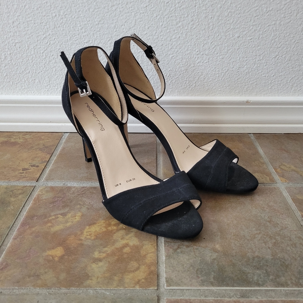 Red Herring Black Stiletto